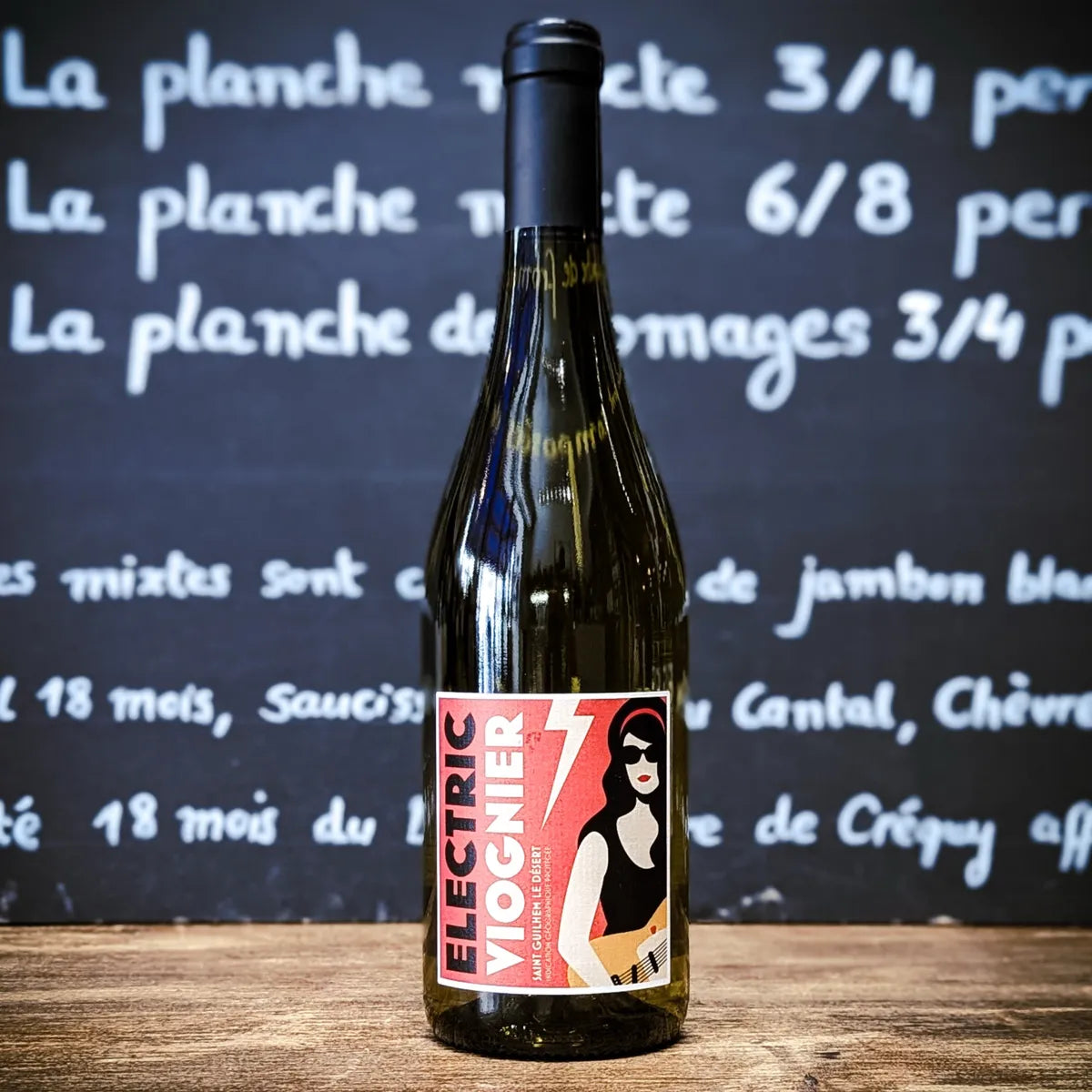 Vin blanc bio Electric Viognier – cuvée FFA, bouteille sur fond ardoise – vin frais et fruité aux arômes de pêche de vigne. 