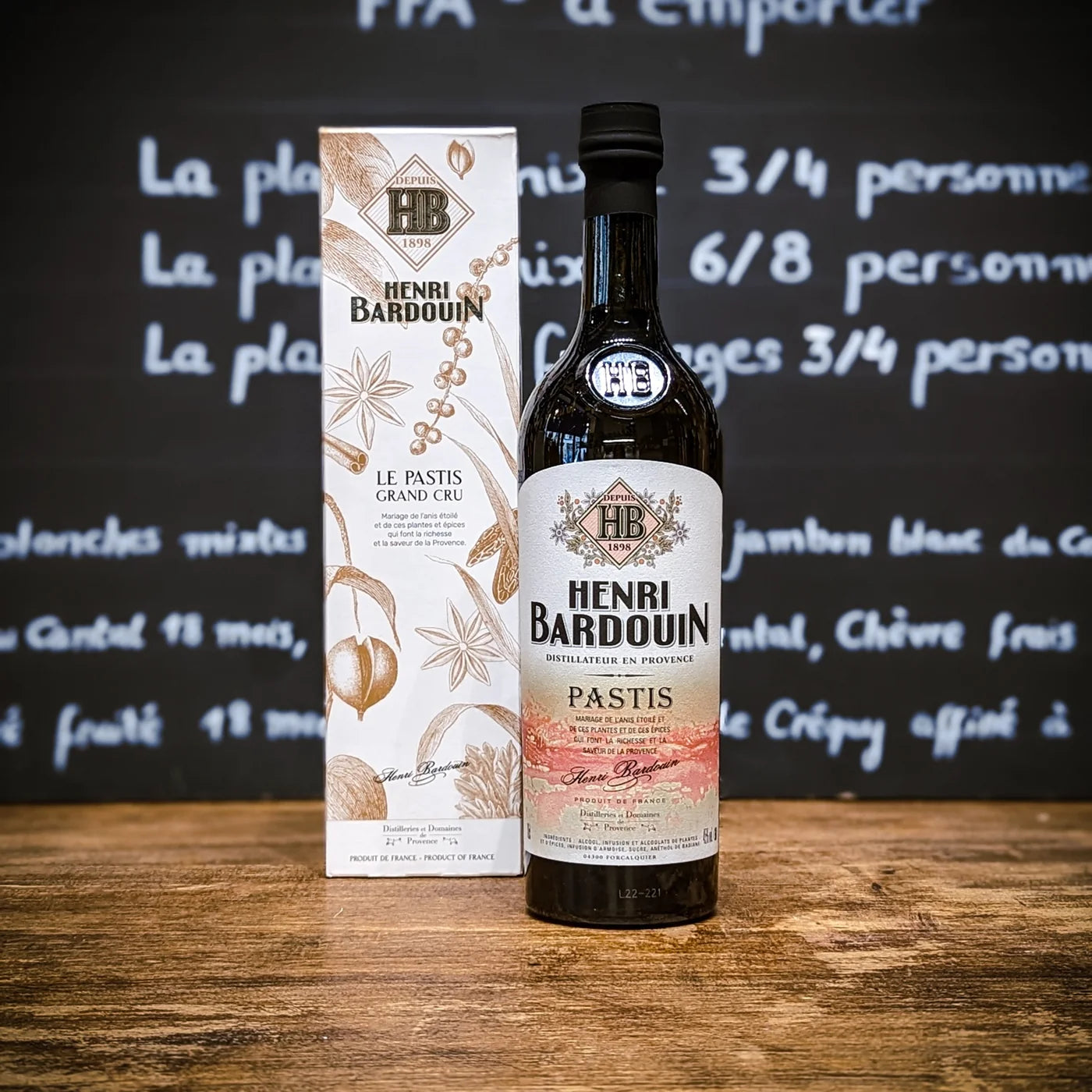 Bouteille de Pastis Henri Bardouin Grand Cru avec son coffret illustré, présentée en visuel e-commerce premium sur fond blanc.