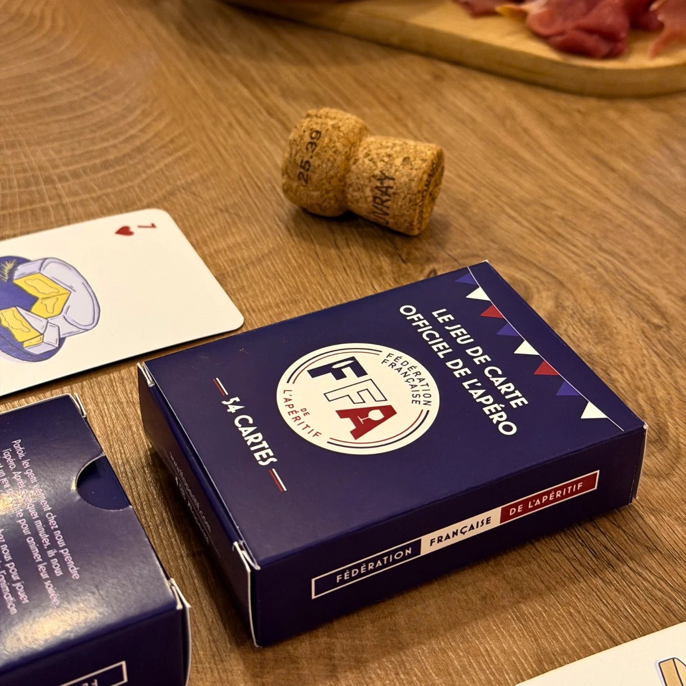 Planche apéritive avec pâté en croûte, fromage et cartes FFA — ambiance terroir et apéro convivial
