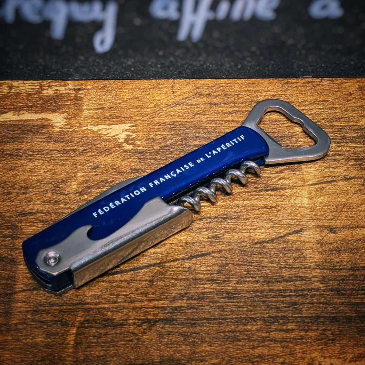 Limonadier officiel FFA fabriqué dans le Puy-de-Dôme, accessoire bleu tricolore posé sur une table en bois.