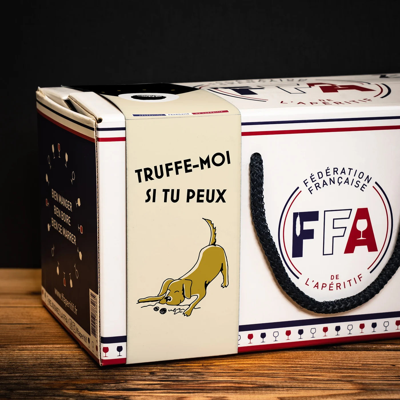 Boîte cadeau FFA “Truffe-moi si tu peux” avec illustration de chien truffier — ambiance apéritif premium.