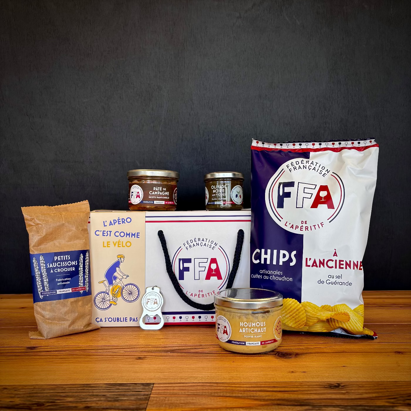 Ensemble de produits apéritifs FFA présenté autour du pack “L’apéro c’est comme le vélo — ça s’oublie pas !”.
