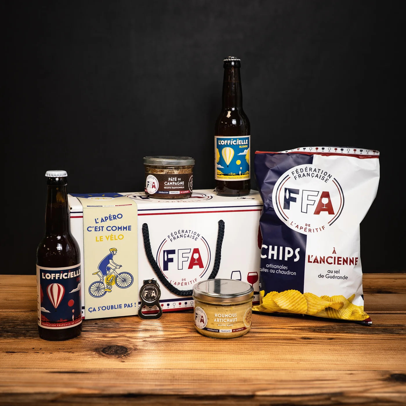 Ensemble de produits apéritifs FFA présenté autour du pack “L’apéro c’est comme le vélo — ça s’oublie pas !”.