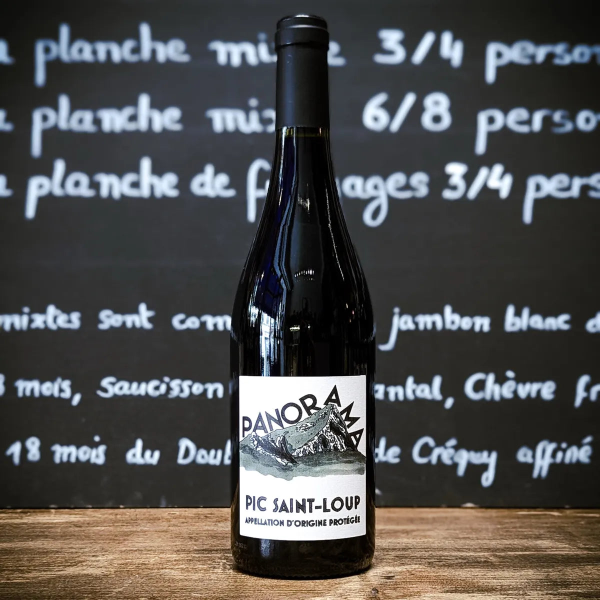 Vin rouge bio Panorama Pic Saint-Loup – cuvée FFA, bouteille sur fond ardoise – vin puissant, rond et fruité du Languedoc.