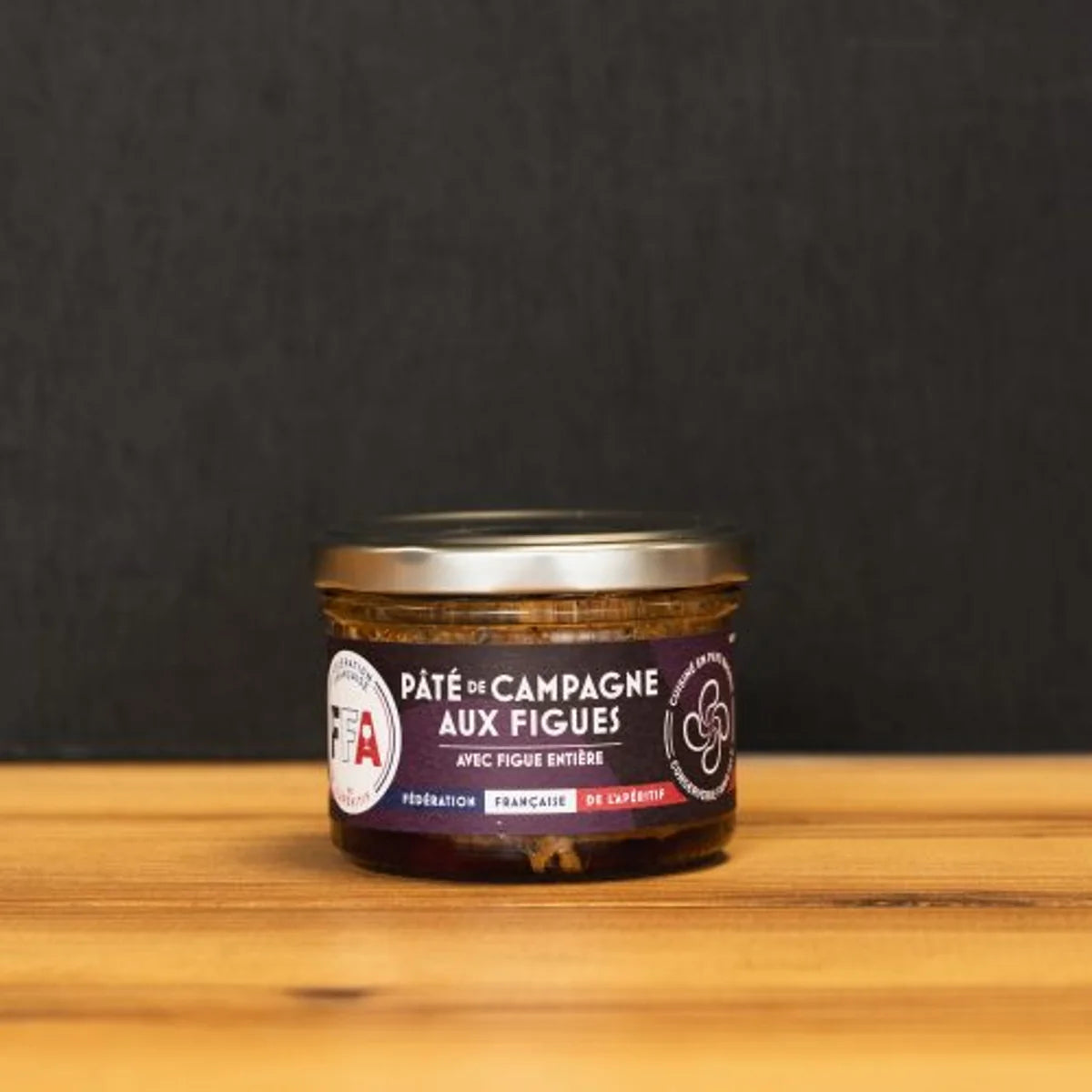 Pâté de campagne aux figues FFA dans un bocal en verre, recette artisanale basque mêlant porc français et figue entière, parfaite pour l’apéritif.
