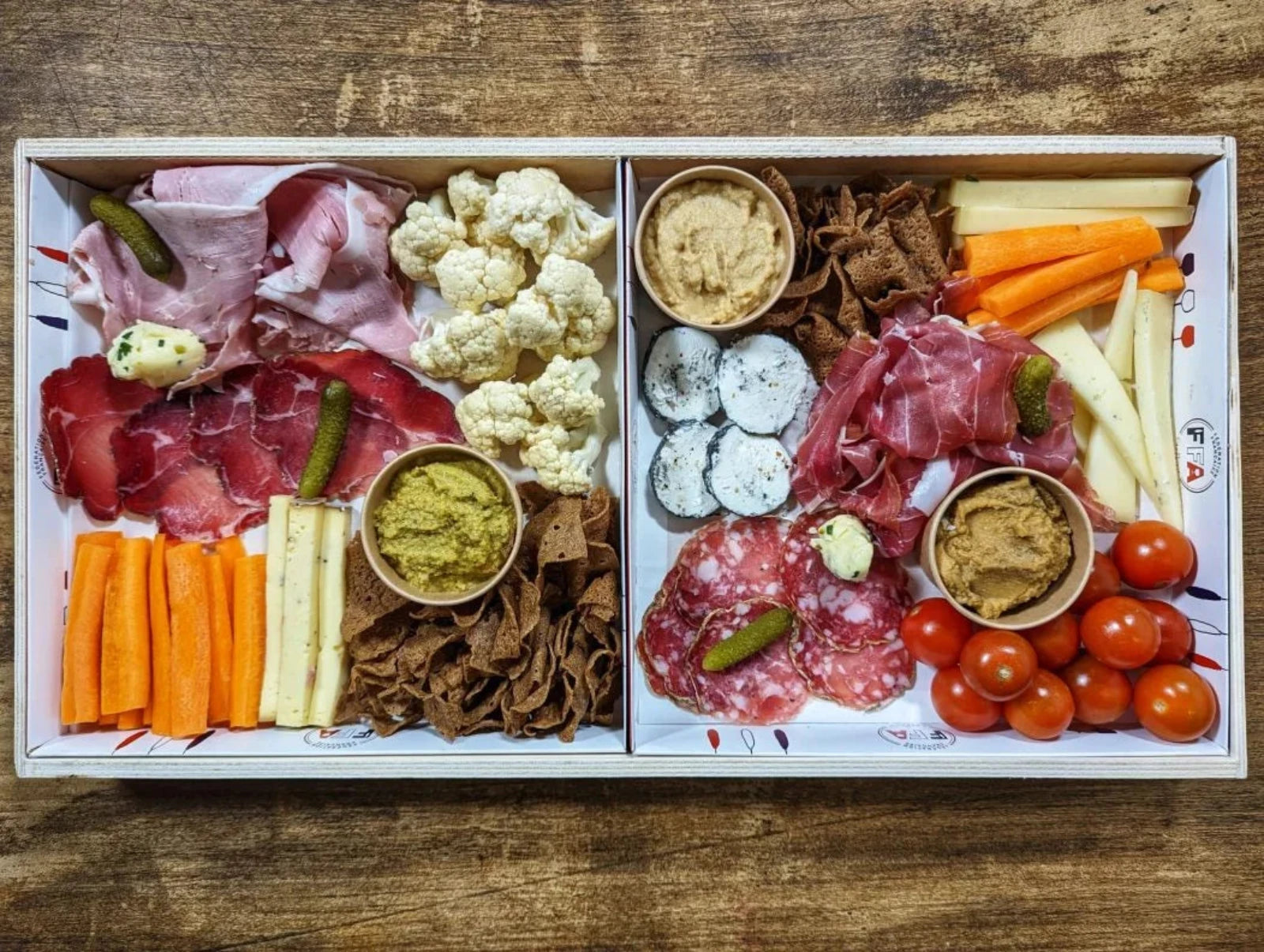 Plateau traiteur apéritif avec charcuteries artisanales, fromages, légumes croquants et tartinades – service apéro dînatoire FFA.