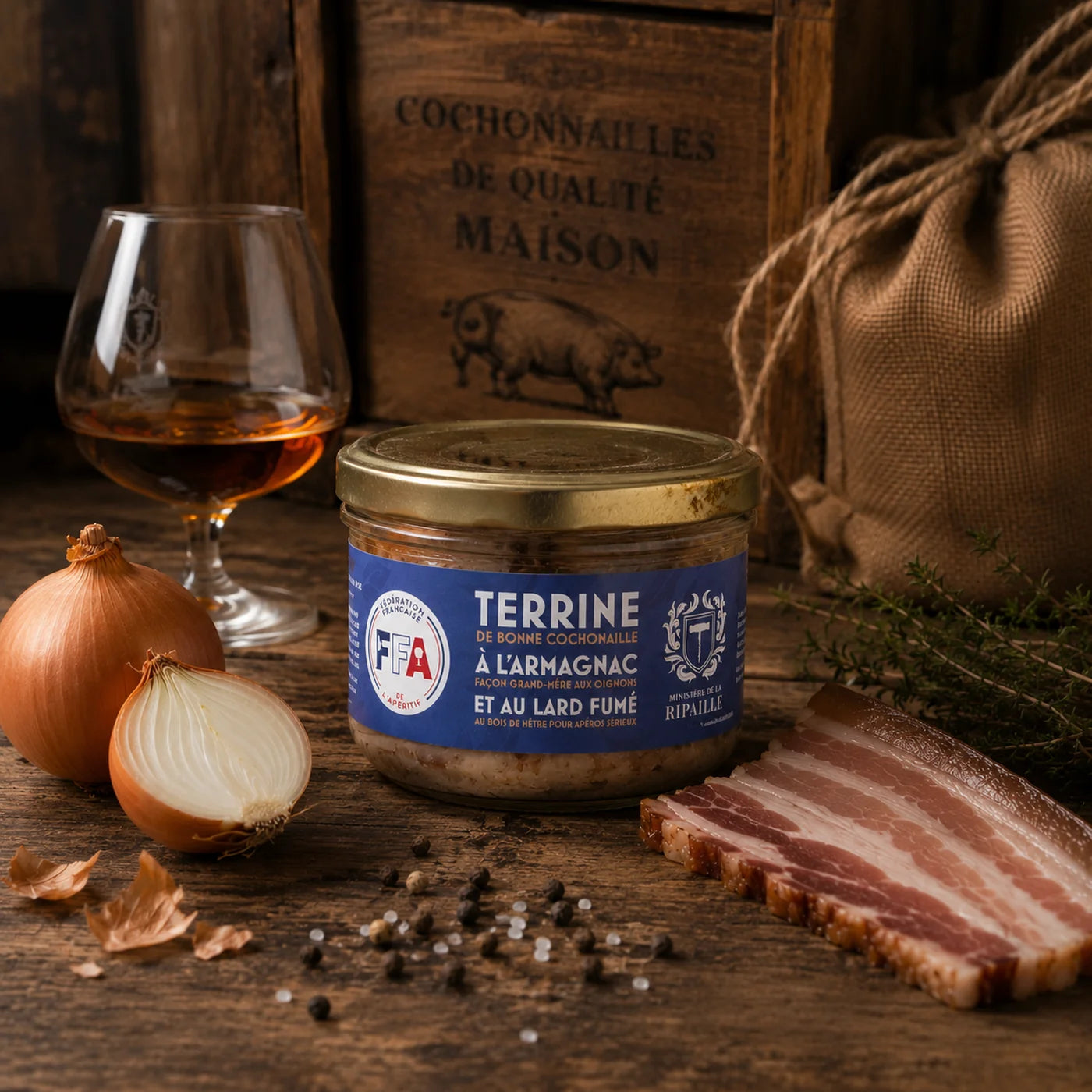 Terrine de bonne cochonaille à l’Armagnac façon Grand-mère aux oignons et au lard fumé au bois de hêtre pour apéros sérieux - FFA x Ministère de la Ripaille