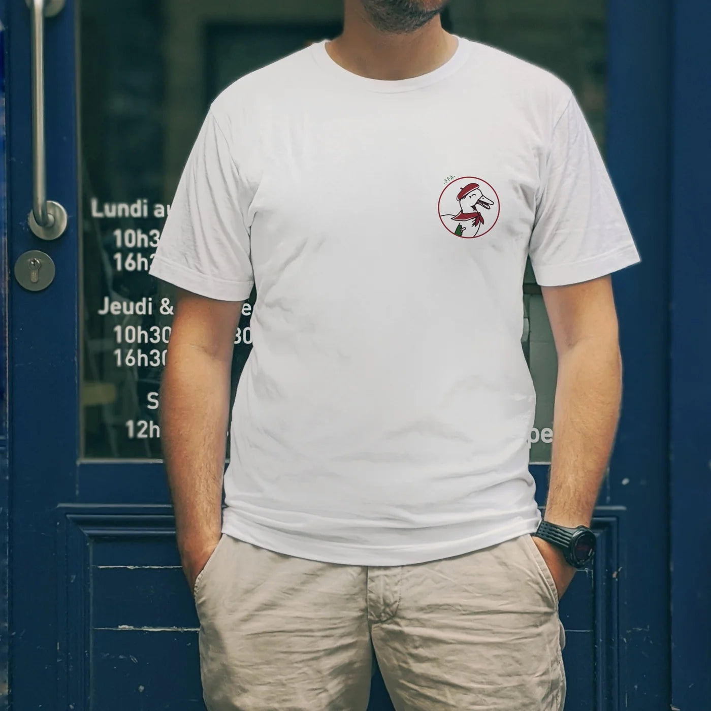 T-shirt FFA avec illustration de Gérard Magret, canard de la FFA porté devant une devanture bleue — rendu clair et moderne.